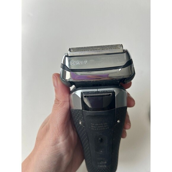 Braun Series 9 9260s Wet+Dry Electric Shaver - Picture 6 of 12